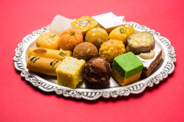 Hint tatlılar stok fotoğraf gümüş veya ahşap plaka servis. çeşitli Peda, burfi, laddu dekoratif tabak, seçici odak içinde