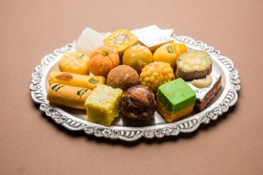 Hint tatlılar stok fotoğraf gümüş veya ahşap plaka servis. çeşitli Peda, burfi, laddu dekoratif tabak, seçici odak içinde