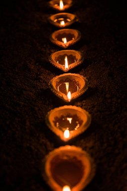 Mutlu bayramlar - çok sayıda pişmiş toprak diya veya kil yüzey veya bir satırda yer veya eğimli veya zikzak formu, seçici odak üzerinden düzenlenmiş kandil