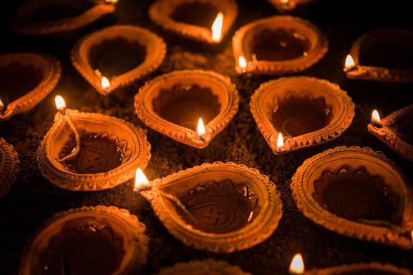 Happy Diwali - diya lub oleju lampami terakoty na powierzchni gliny lub ziemi, selektywnej ostrości — Zdjęcie stockowe