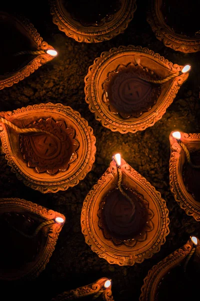 Happy diwali - Terrakotta-Diya oder Öllampen über Lehmoberfläche oder Boden, selektiver Fokus — Stockfoto