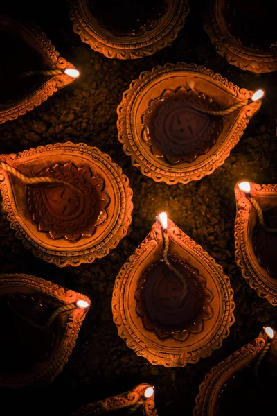 Happy Diwali - terracota diya o lámparas de aceite sobre la superficie de arcilla o el suelo, enfoque selectivo —  Fotos de Stock