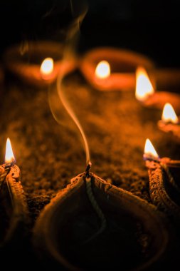 Mutlu diwaliler - diwali diyas veya kil lambalar
