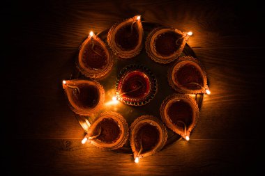 Diya Thali - pirinç levha veya thali pişmiş toprak diya veya yağ lambaları dekorasyon veya şirketten diwali, bir festival ışık aydınlatıcı için hazır dolu olarak. seçici odak