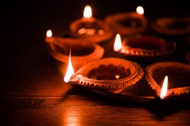 Diya Thali - pirinç levha veya thali pişmiş toprak diya veya yağ lambaları dekorasyon veya şirketten diwali, bir festival ışık aydınlatıcı için hazır dolu olarak. seçici odak