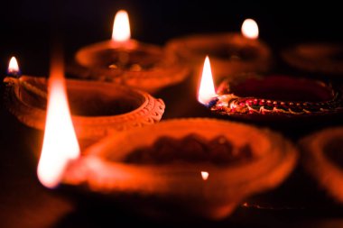 Diya Thali - pirinç levha veya thali pişmiş toprak diya veya yağ lambaları dekorasyon veya şirketten diwali, bir festival ışık aydınlatıcı için hazır dolu olarak. seçici odak