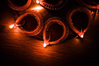 Diya Thali - pirinç levha veya thali pişmiş toprak diya veya yağ lambaları dekorasyon veya şirketten diwali, bir festival ışık aydınlatıcı için hazır dolu olarak. seçici odak