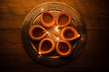 Diya Thali - pirinç levha veya thali pişmiş toprak diya veya yağ lambaları dekorasyon veya şirketten diwali, bir festival ışık aydınlatıcı için hazır dolu olarak. seçici odak