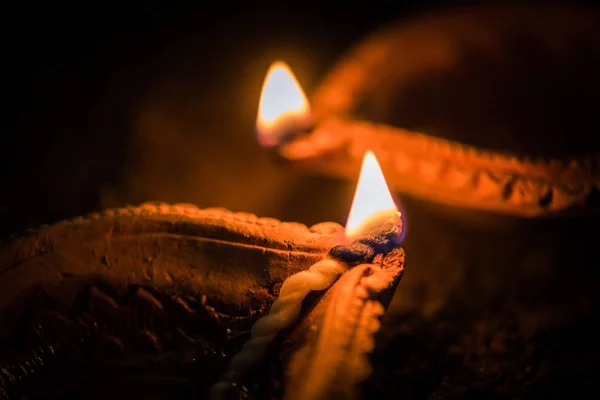 Lyckliga Diwali - Terracotta diya eller olja lampor över lera yta eller marken, selektiv fokus — Stockfoto