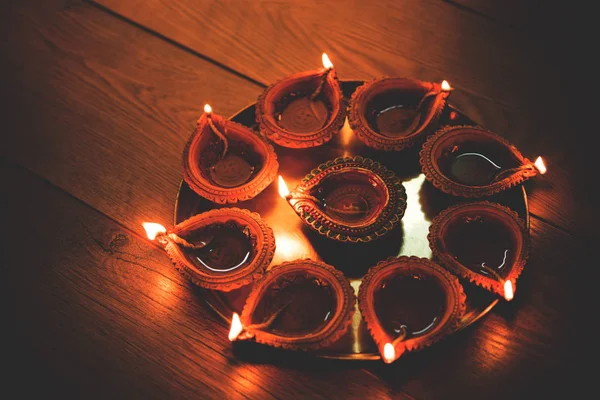 Diya Thali - pirinç levha veya thali pişmiş toprak diya veya yağ lambaları dekorasyon veya şirketten diwali, bir festival ışık aydınlatıcı için hazır dolu olarak. seçici odak