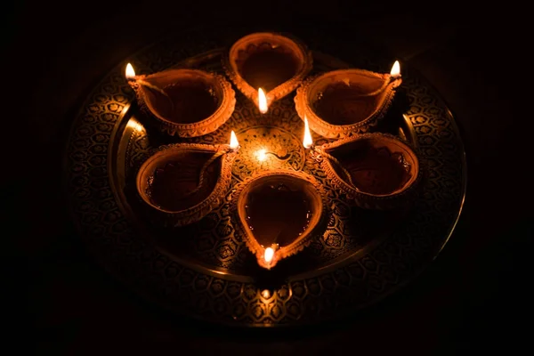 Diya em Thali - Placa de bronze ou thali cheio de diya Terracotta ou lâmpadas de óleo pronto para decorar ou iluminar casa em diwali, um festival de luz. foco seletivo — Fotografia de Stock