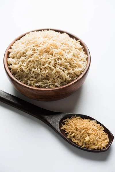 Stock photo of Indian brown wholegrain basmati cooked rice and raw rice, served in a bowl. selective focus — Stock Photo, Image
