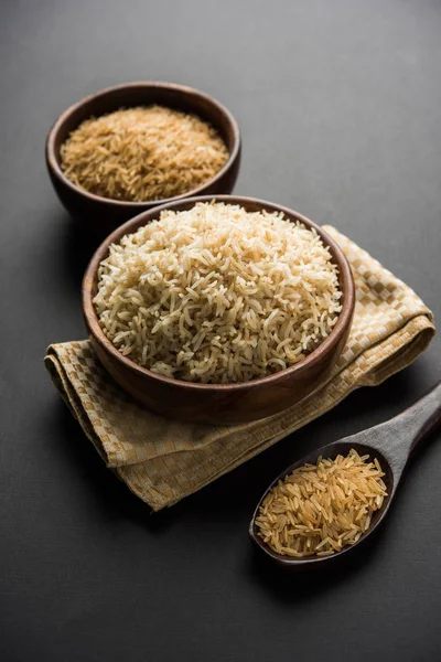  Kahverengi Basmati pilavı kasede servis edilir.