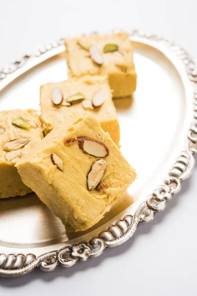 Foto en stock de Soan Papdi o Soan roll o Patisa o patisha, dulce popular de la India. enfoque selectivo —  Fotos de Stock