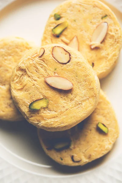 Foto en stock de Soan Papdi o Soan roll o Patisa o patisha, dulce popular de la India. enfoque selectivo — Foto de Stock