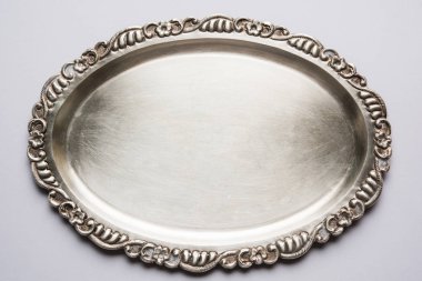 Boş ya da boş gümüş veya oval şekil plaka beyaz arka plan üzerinde seçici odak izole Dekoratif kenarlık ile stok fotoğraf