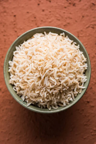 Foto stock de arroz cozido Basmati Brown servido em uma tigela, foco seletivo — Fotografia de Stock