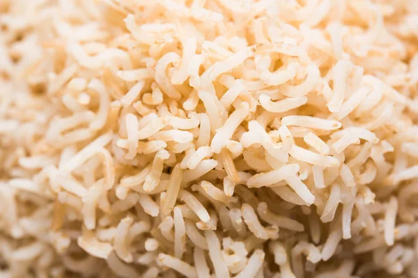 Stok fotoğraf pişmiş Brown Basmati pirinç bir kase, seçici odak hizmet — Stok fotoğraf