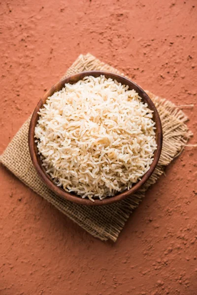 Foto de caldo de arroz integral Basmati cocido servido en un tazón, enfoque selectivo — Foto de Stock