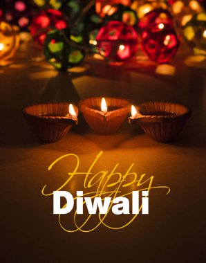 Diwali tebrik kartı ışıklı diya veya yağ lambası veya panti mutlu bayramlar metinle gösterilen stok fotoğraf
