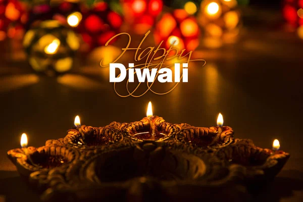 Foto di scorta di biglietto di auguri diwali che mostra diya illuminato o lampada ad olio o pantaloni con testo Happy Diwali — Foto Stock