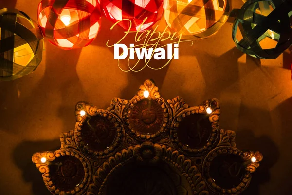 Foto de stock de tarjeta de felicitación diwali que muestra diya iluminado o lámpara de aceite o panti con texto Diwali feliz — Foto de Stock