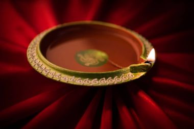 Büyük ışıklı diwali diya veya kil lamba Işınları etkisi oluşturma bez, moody aydınlatma, seçici odak saten kumaş üzerine yerleştirilen