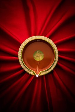 Büyük ışıklı diwali diya veya kil lamba Işınları etkisi oluşturma bez, moody aydınlatma, seçici odak saten kumaş üzerine yerleştirilen