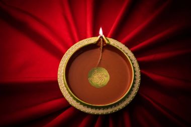 Büyük ışıklı diwali diya veya kil lamba Işınları etkisi oluşturma bez, moody aydınlatma, seçici odak saten kumaş üzerine yerleştirilen
