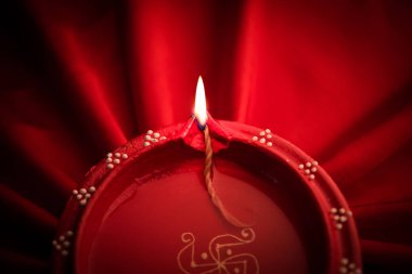 Büyük ışıklı diwali diya veya kil lamba Işınları etkisi oluşturma bez, moody aydınlatma, seçici odak saten kumaş üzerine yerleştirilen