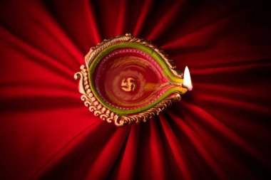 Büyük ışıklı diwali diya veya kil lamba Işınları etkisi oluşturma bez, moody aydınlatma, seçici odak saten kumaş üzerine yerleştirilen