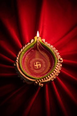 Büyük ışıklı diwali diya veya kil lamba Işınları etkisi oluşturma bez, moody aydınlatma, seçici odak saten kumaş üzerine yerleştirilen