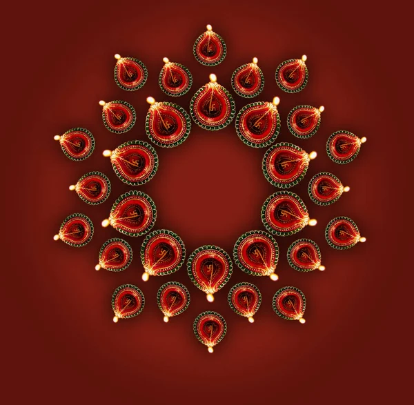 Diwali tebrik kartı üstten görünüm ışıklı diya veya yağ lambası ya da bir tasarım veya rangoli kopya alanı oluşturan panti ve mutlu bayramlar metinle gösterilen stok fotoğraf