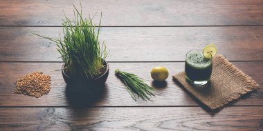 Ayurveda veya tıbbi buğday çimen suyu limon dilimi cam, seçici odak