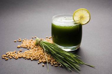 Ayurveda veya tıbbi buğday çimen suyu limon dilimi cam, seçici odak