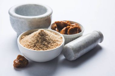 Şeytantersi kek ve toz veya Hing veya Hint yemek tarifleri ile büyük tahta kaşık ve harç, seçici odak önemli bir madde olan Heeng