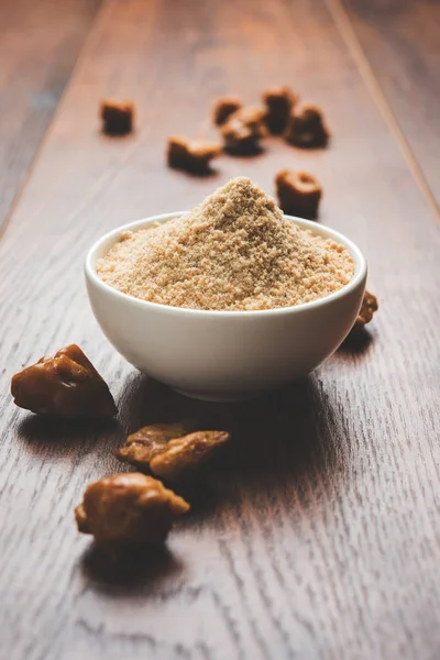 Şeytantersi kek ve toz veya Hing veya Hint yemek tarifleri ile büyük tahta kaşık ve harç, seçici odak önemli bir madde olan Heeng