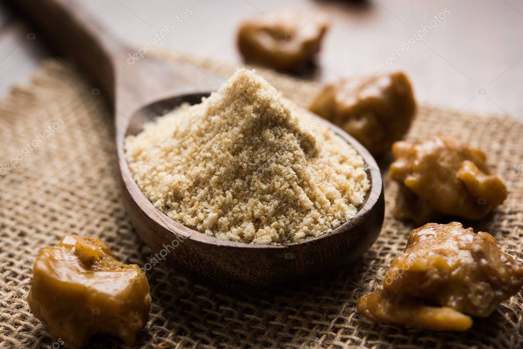 Pastel y polvo Asafoetida o Hing o Heeng que es un ingrediente