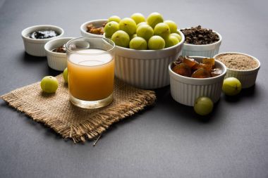Turşu, seçici odak chyawanprash veya chyavanprash, suyu, Amla supari veya ağız freshner, toz, sulu veya kurutulmuş tatlı murabba veya muramba, gibi ürünleri Amla/Avla/Aavla ve stok fotoğraf gereğidir