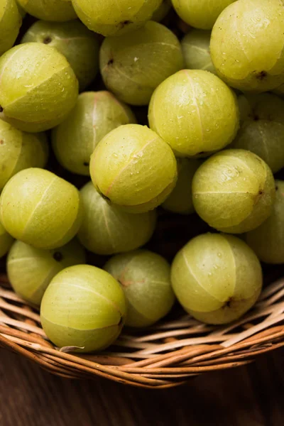 Foto de stock del grosellero indio o Amla (Phyllanthus emblica) en una canasta de caña, enfoque selectivo — Foto de Stock