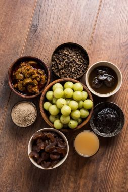 Turşu, seçici odak chyawanprash veya chyavanprash, suyu, Amla supari veya ağız freshner, toz, sulu veya kurutulmuş tatlı murabba veya muramba, gibi ürünleri Amla/Avla/Aavla ve stok fotoğraf gereğidir