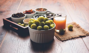 Turşu, seçici odak chyawanprash veya chyavanprash, suyu, Amla supari veya ağız freshner, toz, sulu veya kurutulmuş tatlı murabba veya muramba, gibi ürünleri Amla/Avla/Aavla ve stok fotoğraf gereğidir