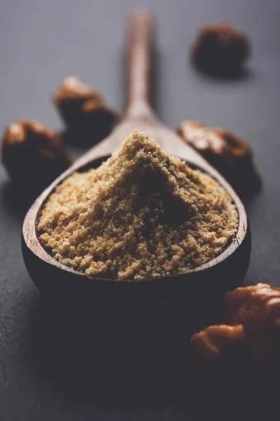 Asafetyda ciasto i proszek lub Hing lub Heeng, które jest ważnym składnikiem w indyjskich żywności receptur z dużą drewnianą łyżką i zaprawy, Selektywny fokus — Zdjęcie stockowe