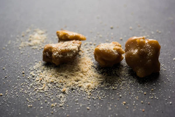 Asafoetida cake and powder or Hing or Heeng which is an important ingredient in Indian food recipes with big wooden spoon and mortar, selective focus — Stock Photo, Image