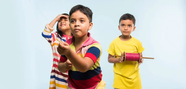 Sankrant und Patang fliegen, Kinder Drachen fliegen — Stockfoto