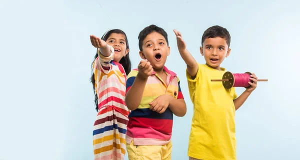 Sankrant und Patang fliegen, Kinder Drachen fliegen — Stockfoto