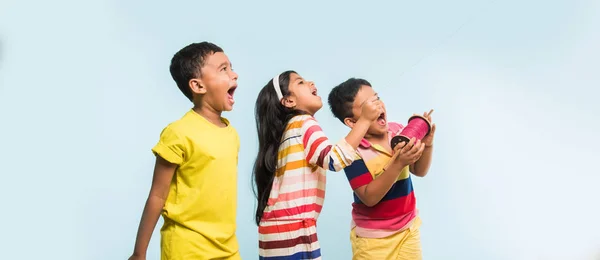 Sankrant und Patang fliegen, Kinder Drachen fliegen — Stockfoto