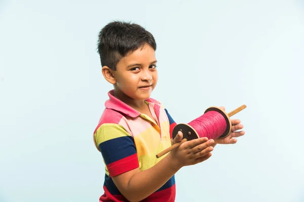 Indian boy holding spindal or chakri on makar sankranti — Stock Photo, Image