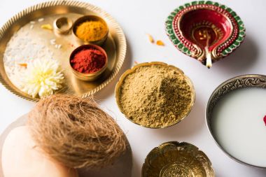 Abhyanga Snan Diwali - ubtan veya Utne, banyo ve Diwali vesilesiyle, seçici odak fırçalayın için bir karışım bitkisel toz ile özel Bitkisel banyo ilk günü