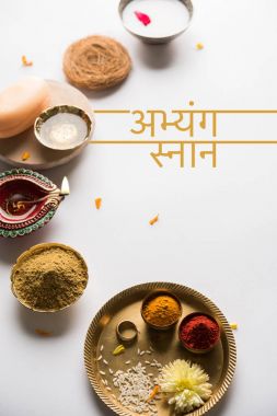 Abhyanga Snan Diwali - ubtan veya Utne, banyo ve Diwali vesilesiyle, seçici odak fırçalayın için bir karışım bitkisel toz ile özel Bitkisel banyo ilk günü